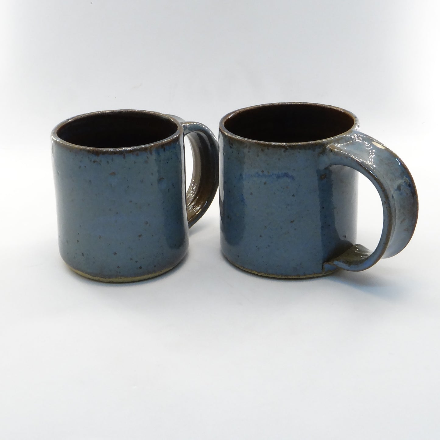 Due tazze blu variegato interno marrone