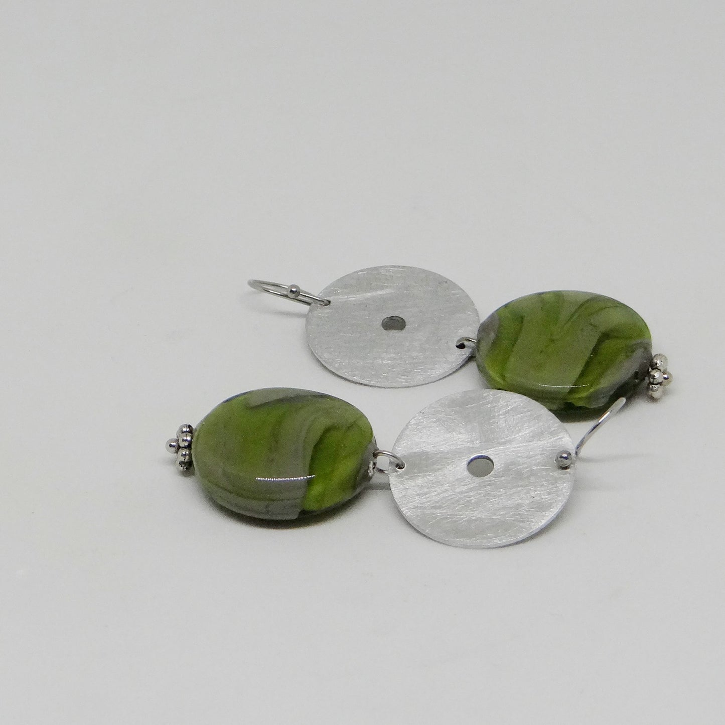 Orecchini pastiglie di vetro sommerso e alluminio verde oliva